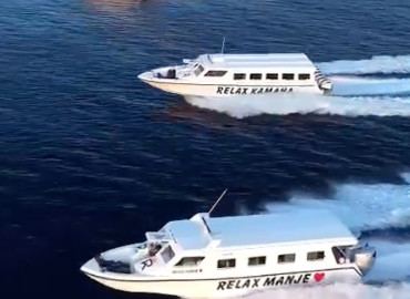 Speedboats crossing open water to Thoddoo